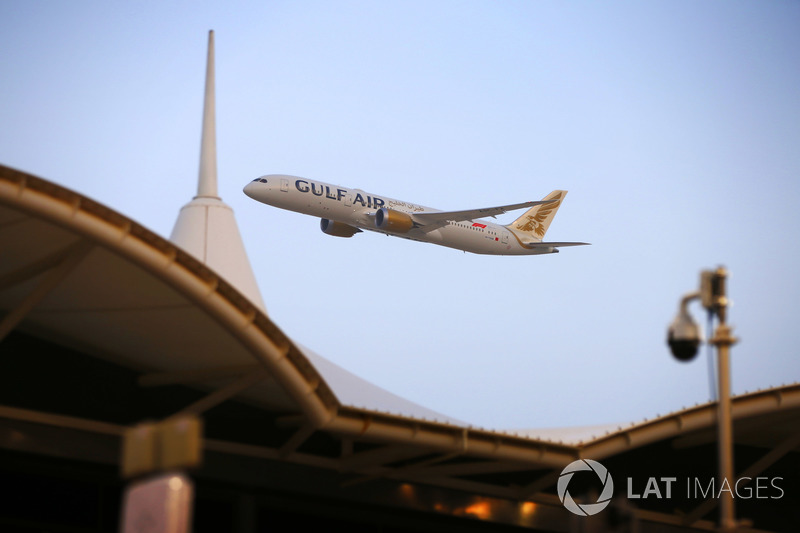 A Gulf Air Boeing 787-8 Dreamliner displays for the crowd