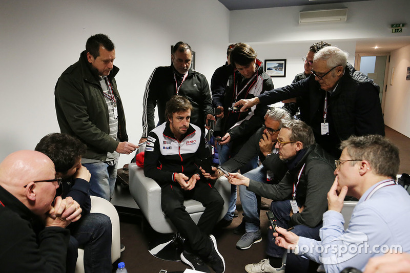 #7 Toyota Gazoo Racing Toyota TS050-Hybrid: Fernando Alonso with media