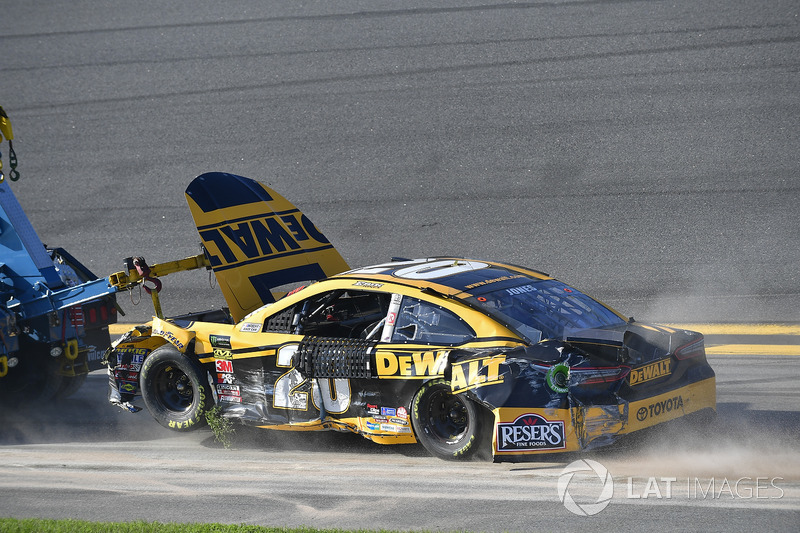 Erik Jones, Joe Gibbs Racing Toyota na crash
