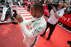 Il vincitore della gara Lewis Hamilton, Mercedes-AMG F1, festeggia con un selfie nel parco chiuso