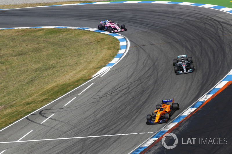 Fernando Alonso, McLaren MCL33, leads Lewis Hamilton, Mercedes AMG F1 W09, and Esteban Ocon, Force India VJM11