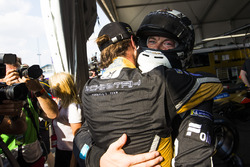 Jean-Eric Vergne, Techeetah, festeggia con Andre Lotterer, Techeetah, dopo la vittoria del campionato