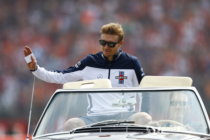 Sergey Sirotkin, Williams Racing, mengikuti parade pembalap