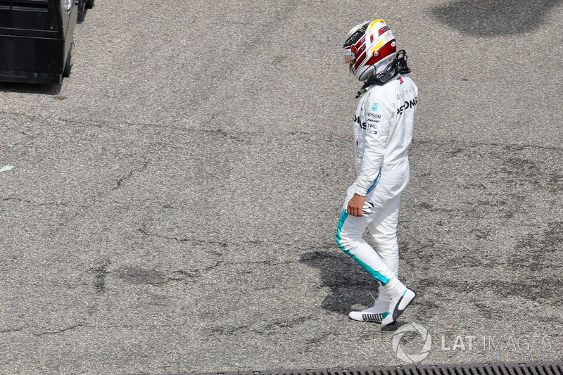 Lewis Hamilton, Mercedes-AMG F1 walks in during qualifying