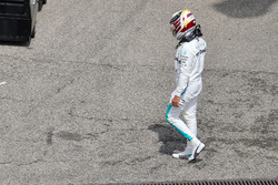 Lewis Hamilton, Mercedes-AMG F1, torna ai box durante le qualifiche