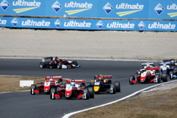 Yarışın startı, Ralf Aron, PREMA Theodore Racing Dallara F317 - Mercedes-Benz leads