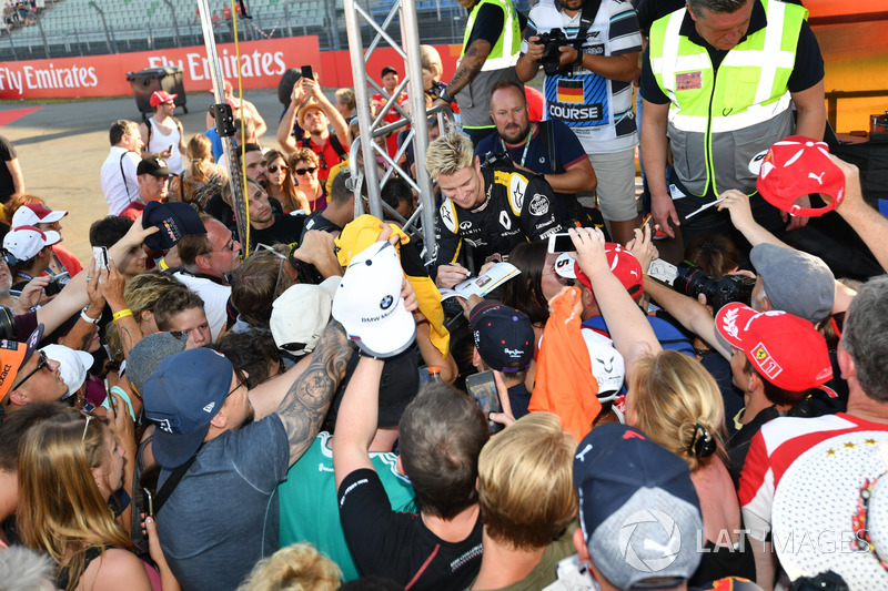 Nico Hulkenberg, Renault Sport F1 Team signe des autographes pour les fans