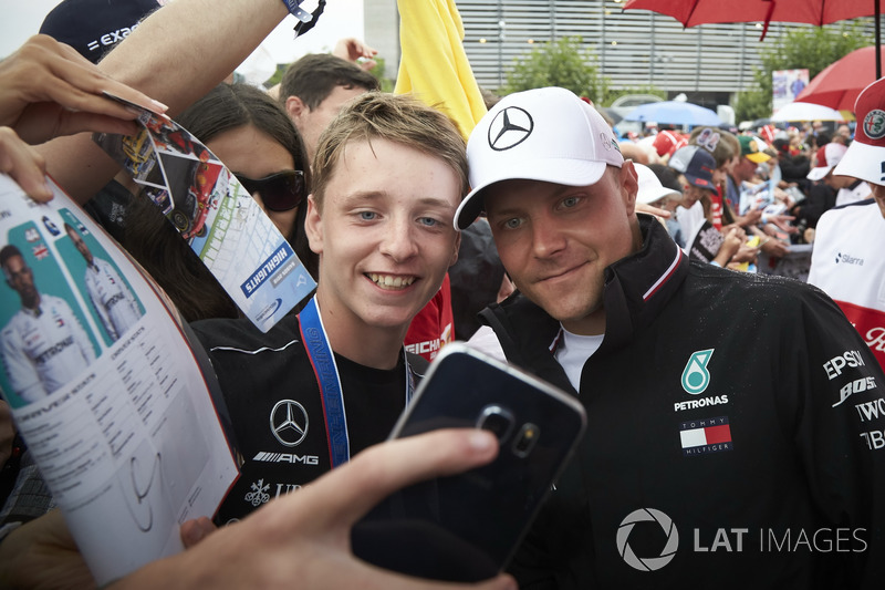Valtteri Bottas, Mercedes AMG F1, has his photo taken with a fan
