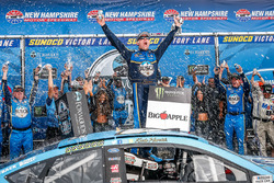 Race winner Kevin Harvick, Stewart-Haas Racing
