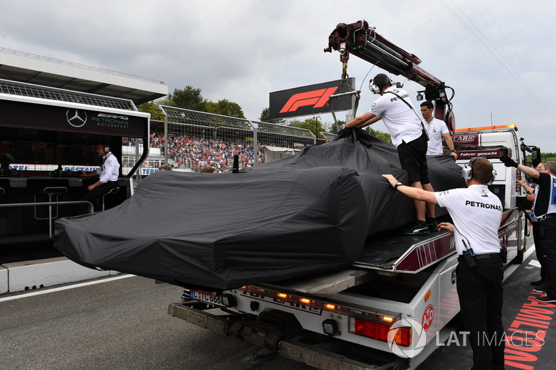 Mobil Lewis Hamilton, Mercedes-AMG F1 W09 di truk pengakut