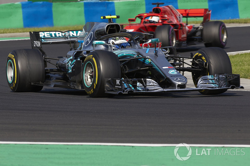 Valtteri Bottas, Mercedes AMG F1 W09, devant Sebastian Vettel, Ferrari SF71H