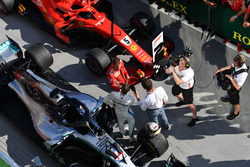 Lewis Hamilton, Mercedes-AMG F1 et Sebastian Vettel, Ferrari dans le Parc Fermé