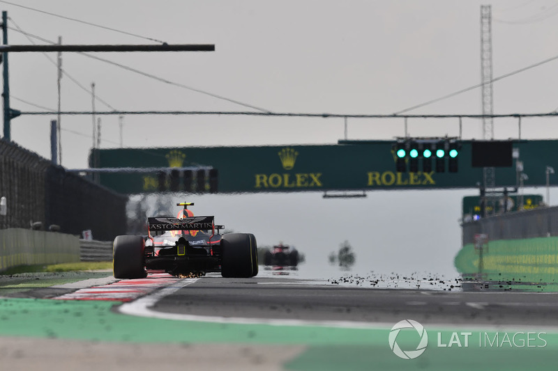 Max Verstappen, Red Bull Racing RB14 sparks