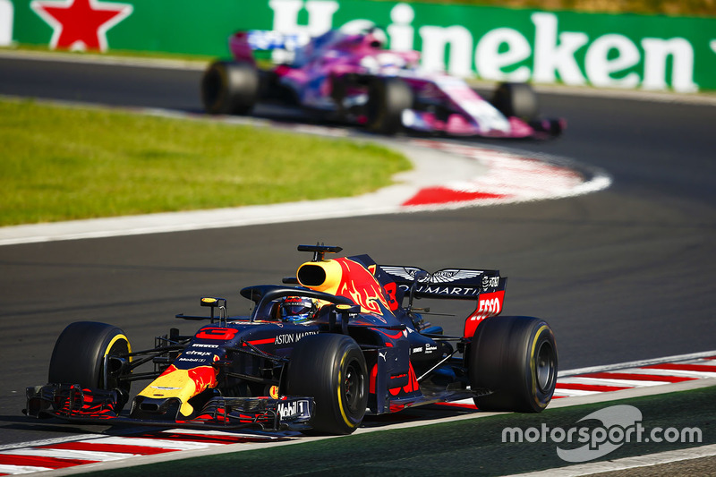 Daniel Ricciardo, Red Bull Racing RB14, y Sergio Perez, Force India VJM11