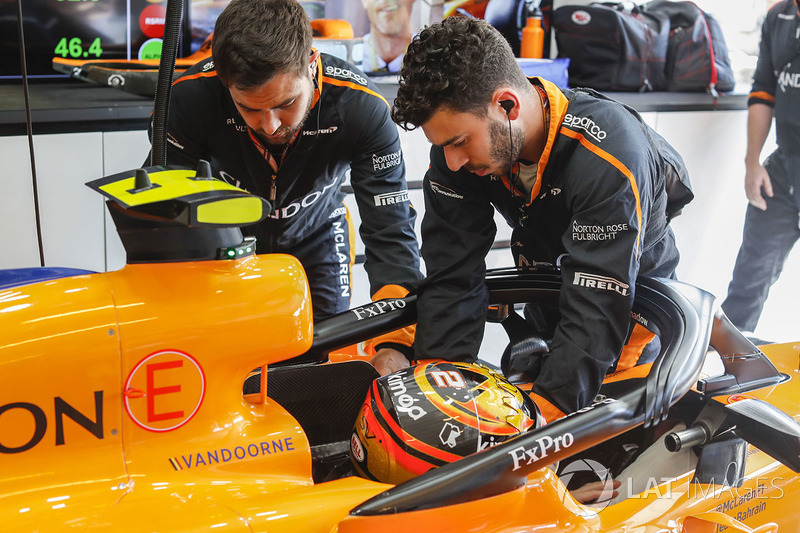 Un ingegnere aiuta Stoffel Vandoorne, McLaren MCL33, ad allacciarsi le cinture