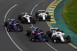 Marcus Ericsson, Sauber C37 y Brendon Hartley, Scuderia Toro Rosso STR13