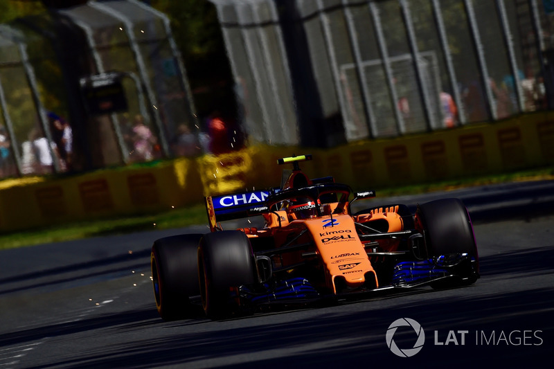 Stoffel Vandoorne, McLaren MCL33 saca chispas