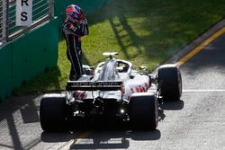 Romain Grosjean, Haas F1 Team VF-18 Ferrari, jumps out of his car and retires from the race