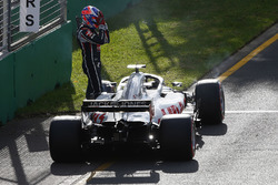 Romain Grosjean, Haas F1 Team VF-18 Ferrari, sort de sa voiture et abandonne