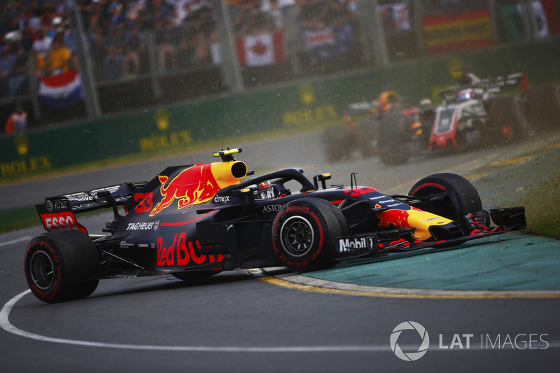 Разворот: Макс Ферстаппен, Red Bull Racing RB14, Ромен Грожан, Haas F1 Team VF-18