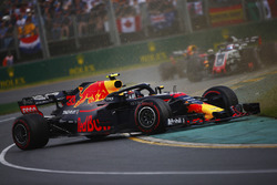 Max Verstappen, Red Bull Racing RB14 Tag Heuer, part en tête-à-queue devant Romain Grosjean, Haas F1 Team VF-18 Ferrari
