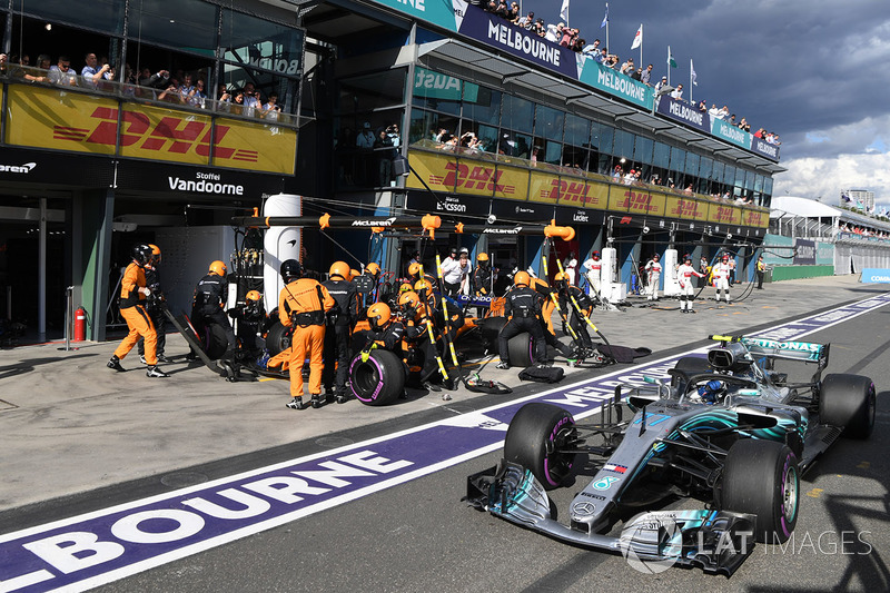 Валттери Боттас, Mercedes AMG F1 W09, и Стоффель Вандорн, McLaren MCL33