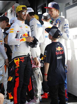 Daniel Ricciardo, Red Bull Racing, andBrendon Hartley, Toro Rosso, meet the grid kids
