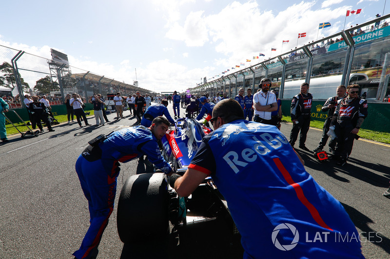 Brendon Hartley, Toro Rosso STR13 Honda, arrives on the grid