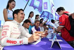 Neel Jani, Dragon Racing, Sam Bird, DS Virgin Racing, firmano autografi ai fan