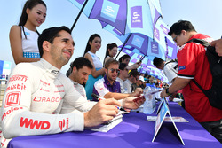 Neel Jani, Dragon Racing, Sam Bird, DS Virgin Racing, firmano autografi ai fan