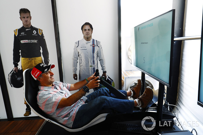 Un fan en el simulador de F1