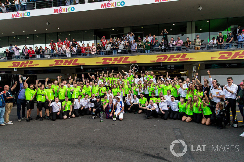 2017 World Champion Lewis Hamilton, Mercedes AMG F1 celebrates with his mother Carmen Lockhart and t