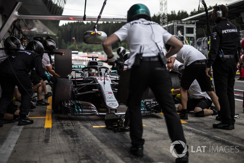 Lewis Hamilton, Mercedes-AMG F1 W09 pit stop