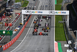 Lewis Hamilton, Mercedes-AMG F1 W09, Valtteri Bottas, Mercedes-AMG F1 W09 and Kimi Raikkonen, Ferrari SF71H battle at the start of the race