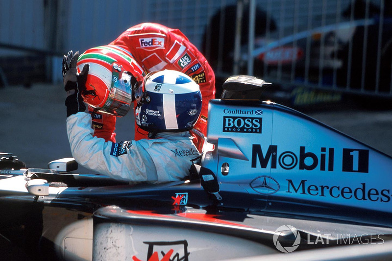 El ganador David Coulthard, McLaren, y el segundo clasificado Eddie Irvine, Ferrari