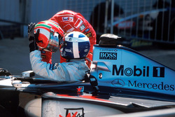 Yarış galibi David Coulthard, McLaren, 2. Eddie Irvine, Ferrari