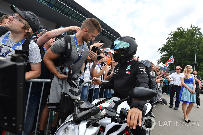 Lewis Hamilton, Mercedes-AMG F1, mengendarai motor MV Augusta miliknya