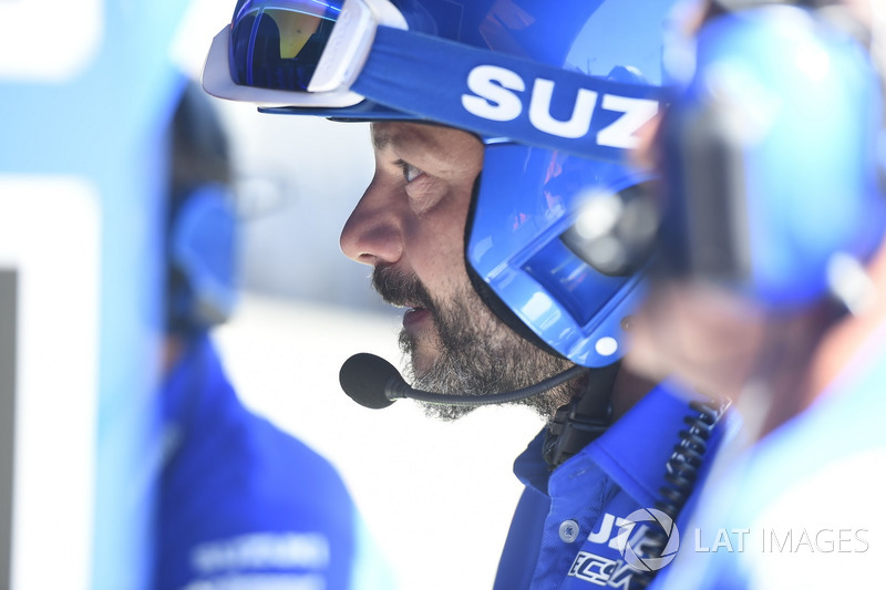 Un mécanicien Suzuki