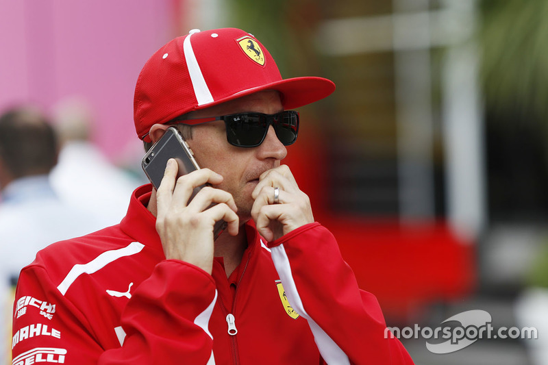 Гонщик Ferrari Кими Райкконен разговаривает по телефону