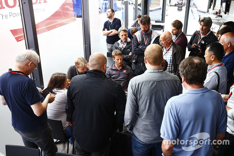 Romain Grosjean, Haas F1 Team, met de media waaronder commentator Ben Edwards en fotograaf Jean-Francois Galeron