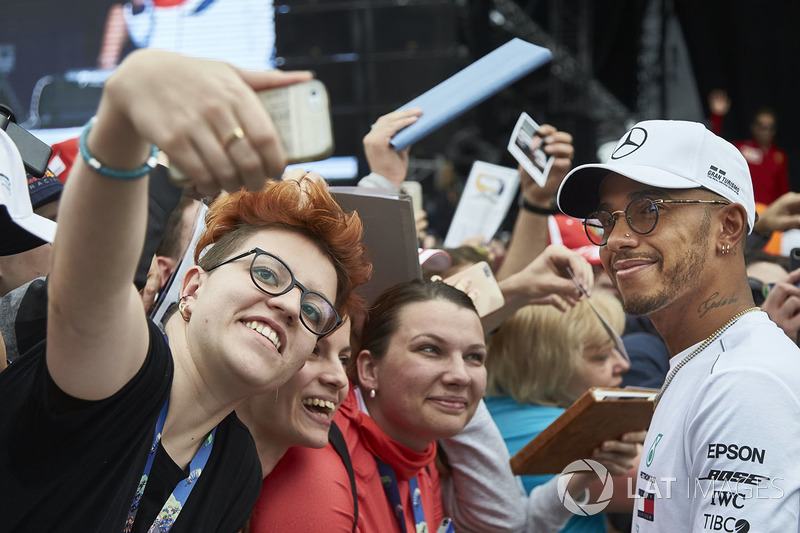 Lewis Hamilton, Mercedes AMG F1, con fans