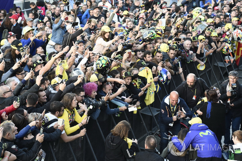 Valentino Rossi, Yamaha Factory Racing with fans