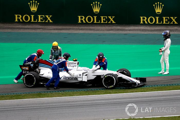 Oficiales recuperan el coche de Lance Stroll, FW40 Williams después de parar en la pista en la PL3