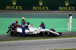 I marshals recuperano la monoposto di Lance Stroll, Williams FW40 dopo lo stop in pista nelle FP3