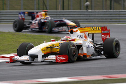 Fernando Alonso, Renault F1 Team R29 devance Mark Webber, Red Bull Racing RB5
