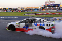 Race winner Kevin Harvick, Stewart-Haas Racing Ford
