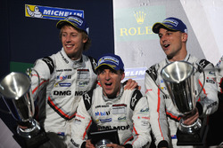 Podium : les deuxièmes, Timo Bernhard, Earl Bamber, Brendon Hartley, Porsche Team