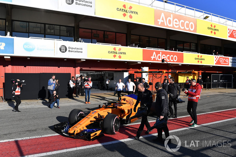 Mobil Stoffel Vandoorne, McLaren MCL33 didorong di pitlane