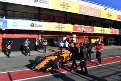 Stoffel Vandoorne, McLaren MCL33 stopped in pit lane