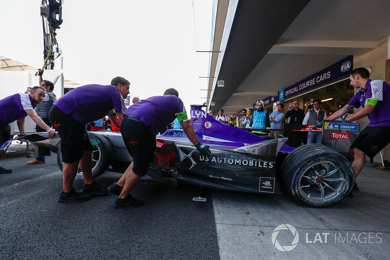 The damage on the car of Alex Lynn, DS Virgin Racing, being rolled back into the garage